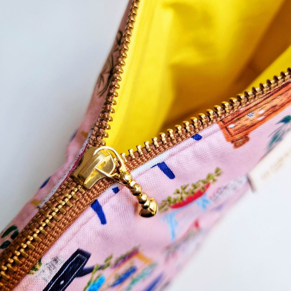 Trousse Molletonnée Beauty and Solitude Rose Pétale – Image 3